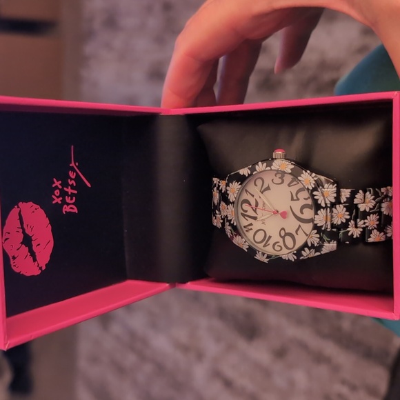 Betsey Johnson Daizy watch NIB - Picture 4 of 4